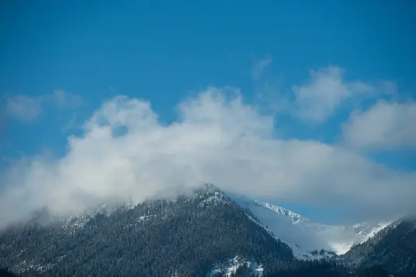 Vista Majestosa Bela Gama Montanhas Nevadas Contra Céu Azul Nuvens — Fotografia de Stock