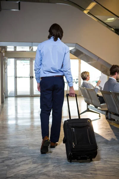 Pasajero Caminando Con Equipaje Sala Espera Aeropuerto —  Fotos de Stock