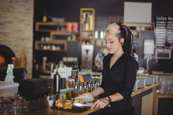 Camarera Sirviendo Magdalena Plato Mostrador Cafetería —  Fotos de Stock