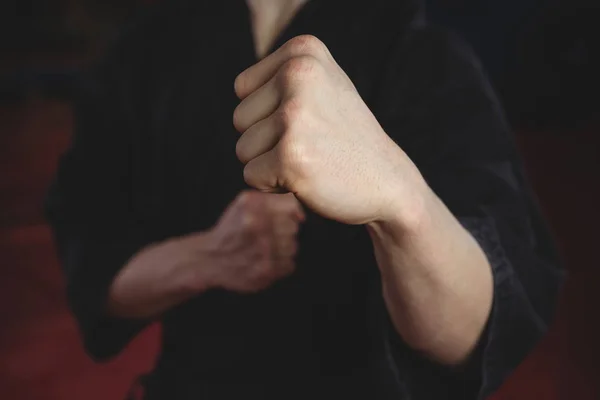 Mitten Delen Karate Spelare Utför Karate Hållning Fitnesstudion — Stockfoto