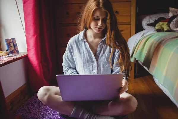 Mooie Vrouw Met Laptop Thuis — Stockfoto