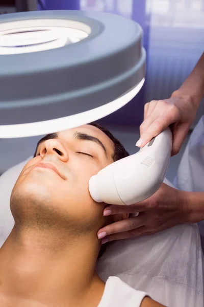 Mann Bekommt Gesichtsmassage Für Kosmetische Behandlung Klinik — Stockfoto