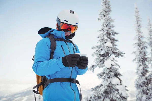 Skiër Met Behulp Van Mobiele Telefoon Besneeuwde Bergen — Stockfoto