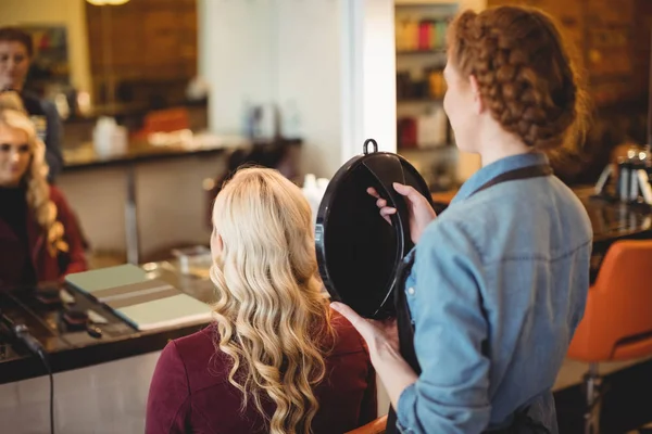 Female Hairdresser Styling Clients Hair Saloon — Stock Photo, Image