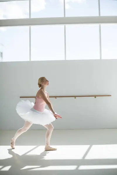 Bailarina Practicando Una Danza Ballet Estudio Ballet — Foto de Stock