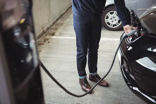 Низька Частина Людини Заряджає Автомобіль Зарядній Станції Електромобіля — стокове фото