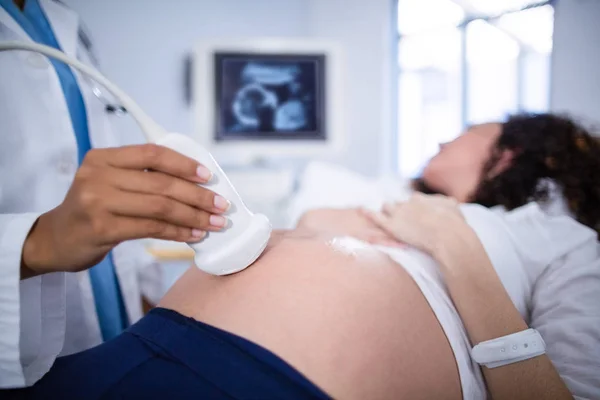 Sección Media Del Médico Haciendo Ecografía Para Mujer Embarazada Hospital —  Fotos de Stock