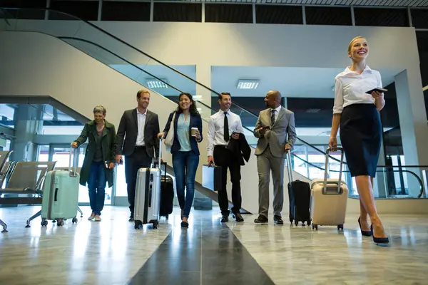 Geschäftsleute Laufen Mit Gepäck Wartebereich Flughafen — Stockfoto