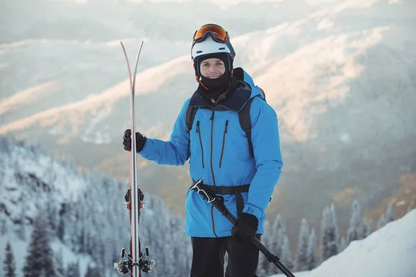 Portrait Skieur Debout Avec Ski Sur Paysage Enneigé — Photo