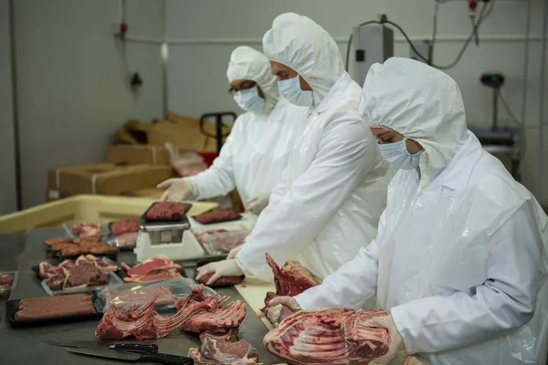 Açougueiros Limpando Carne Crua Fábrica Carne — Fotografia de Stock