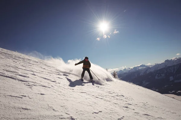 Skiër Besneeuwde Alpen Skiën Winter — Stockfoto