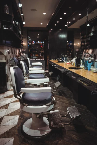 Cadeiras Barbeiro Organizadas Uma Fileira Barbearia — Fotografia de Stock