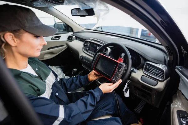 Vrouwelijke Monteur Met Behulp Van Elektronische Diagnostisch Apparaat Reparatie Garage — Stockfoto