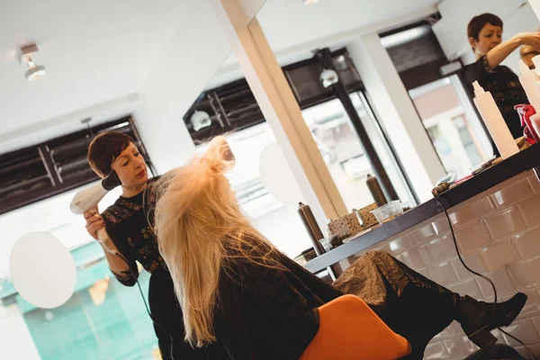 Жіночий Перукар Укладка Клієнтів Волосся Салоні — стокове фото
