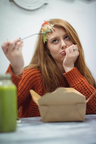 Ung Kvinna Som Trött Att Äta Sallad Restaurangen — Stockfoto