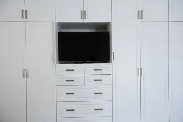 Leerer Kleiderschrank Mit Fernseher Heimischen Wohnzimmer — Stockfoto