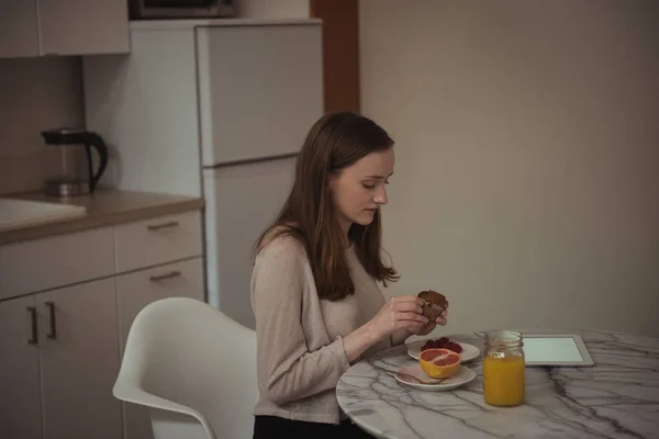 Vrouw Met Cupcake Terwijl Ontbijt Thuis — Stockfoto