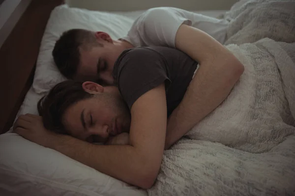 Gay Pár Objímat Při Spaní Posteli Ložnici — Stock fotografie