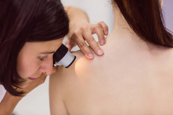 Dermatologe Untersucht Haut Von Patienten Mit Dermatoskop Klinik — Stockfoto
