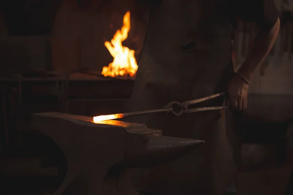 Smid Werken Een Verwarmde Iron Rod Werkplaats — Stockfoto
