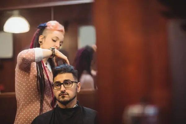 Homem Recebendo Seu Cabelo Aparado Barbearia — Fotografia de Stock