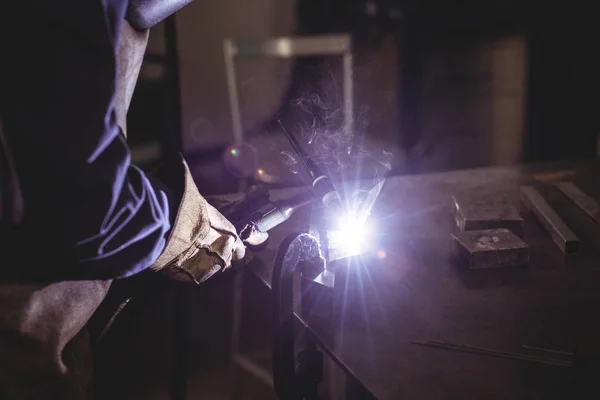 车间内从事金属件工作的女焊工中段 — 图库照片