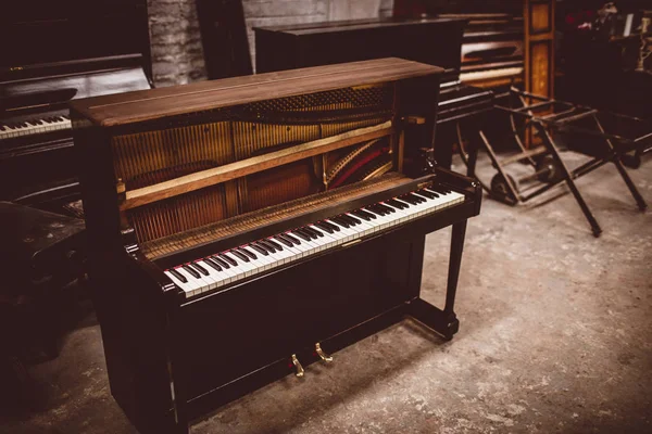 Παλιά Ξύλινα Πιάνο Στο Εσωτερικό Εργαστήριο — Φωτογραφία Αρχείου