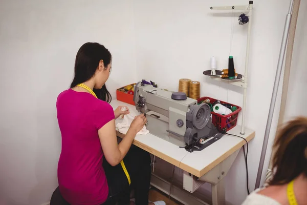 Diseñadoras Moda Femeninas Trabajando Portátil Estudio — Foto de Stock