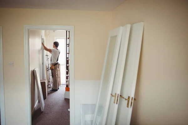 Charpentier Travaillant Dans Une Nouvelle Maison Moderne — Photo