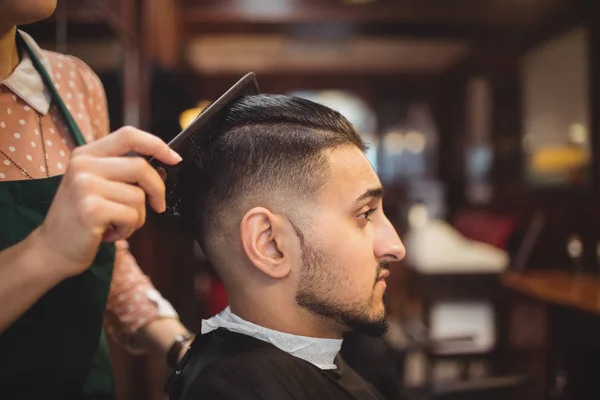 Homem Recebendo Seu Cabelo Aparado Barbearia — Fotografia de Stock
