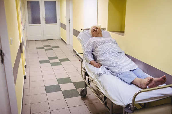 Старшая Женщина Лежит Носилках Больничном Коридоре — стоковое фото