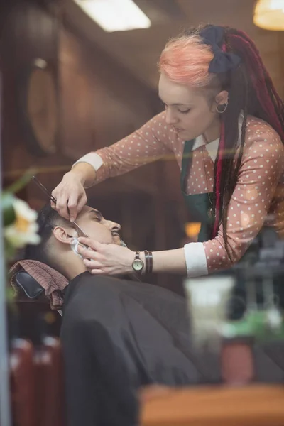 Mann Rasiert Sich Bart Friseurladen Mit Rasiermesser — Stockfoto