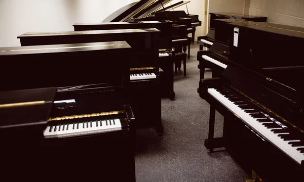 Pianos Vintage Dispostos Interior Oficina — Fotografia de Stock
