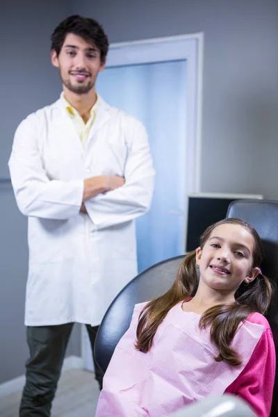 Ritratto Del Dentista Del Giovane Paziente Presso Clinica Dentistica — Foto Stock