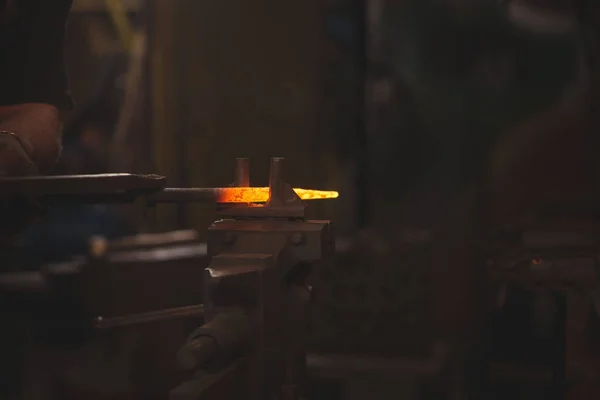 Mão Ferreiro Trabalhando Uma Haste Ferro Aquecido Oficina — Fotografia de Stock