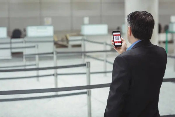 Geschäftsmann Benutzte Handy Flughafen Terminal — Stockfoto