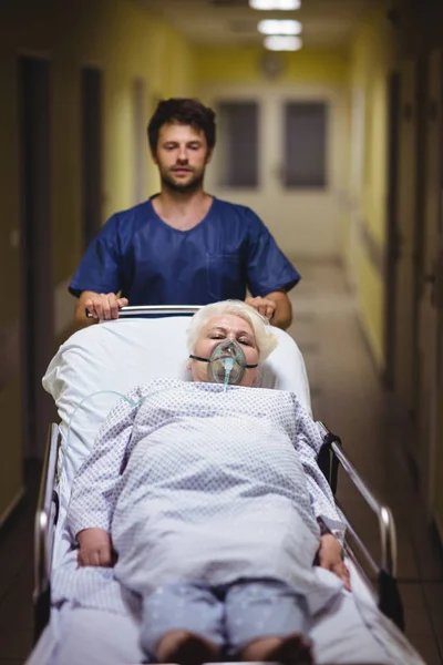 Ward Pojke Driver Ledande Patienten Bår Sjukhuskorridor — Stockfoto