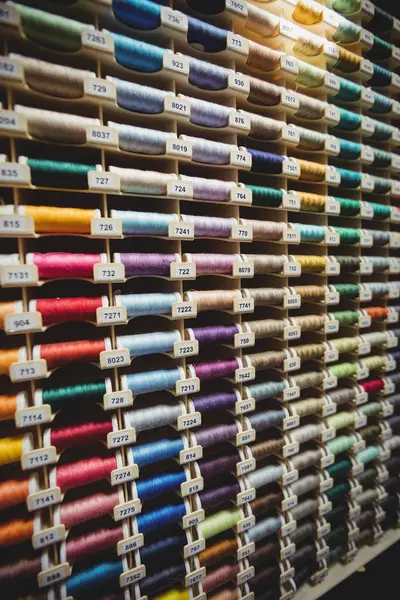Carretéis Coloridos Fios Caixa Estúdio Costura — Fotografia de Stock
