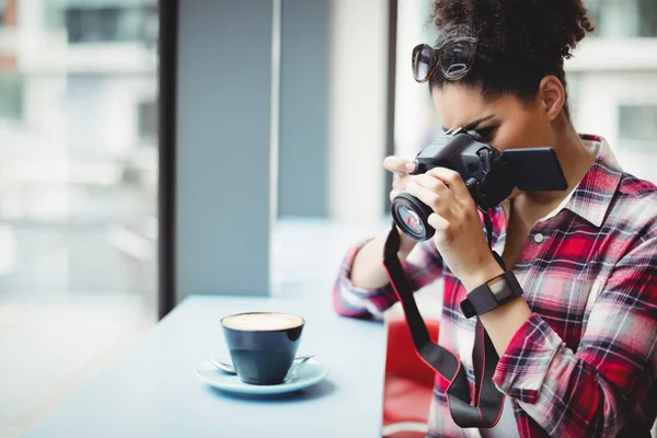 Woman Photographing Coffee While Standing Restaurant — Stock Photo, Image