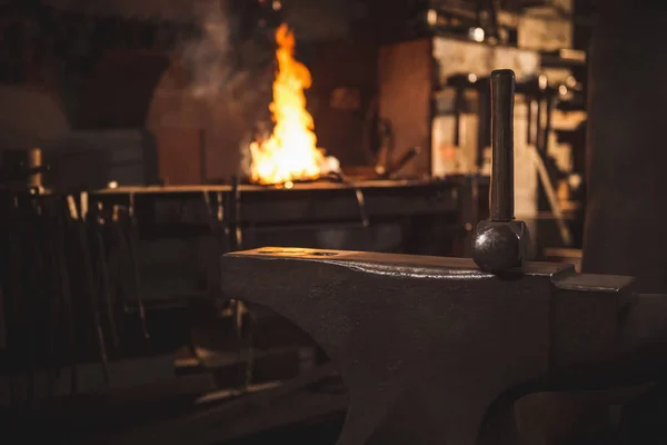 Close Van Blacksmith Hamer Aambeeld Goed Uitgelijnd Werkplaats — Stockfoto