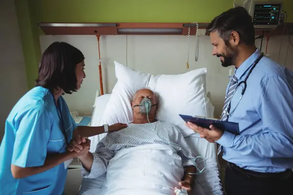 Медсестра Утешает Пожилого Пациента Доктором Больнице — стоковое фото
