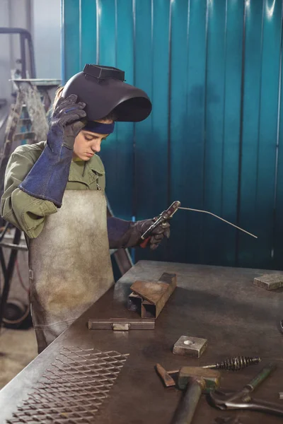 Female Welder Holding Welding Arch Workshop — Stock Photo, Image