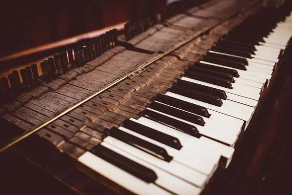 Крупный План Старой Фортепианной Клавиатуры Мастерской — стоковое фото