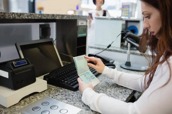 Assistente Check Companhia Aérea Que Verifica Passaporte Passageiro Balcão Check — Fotografia de Stock