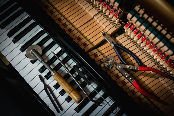 Close Van Het Repareren Van Hulpmiddelen Gehouden Oude Piano Klavier — Stockfoto