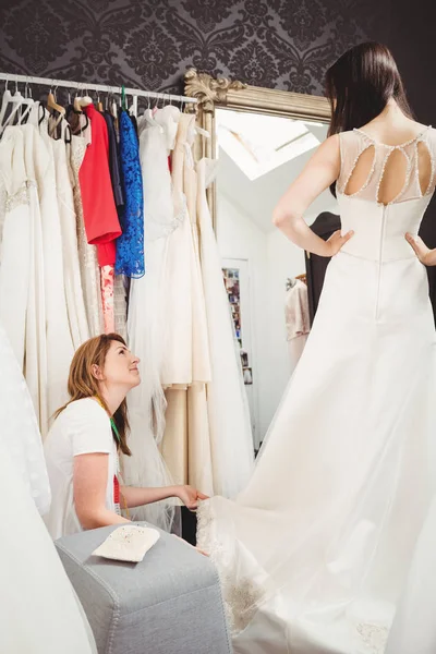 Жінка Намагається Весільній Сукні Студії Допомогою Креативного Дизайнера — стокове фото