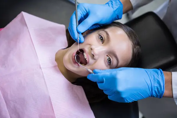 Dentista Examinando Paciente Joven Con Herramientas Clínica Dental — Foto de Stock