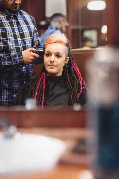 Mulher Recebendo Seu Cabelo Aparado Com Aparador Barbearia — Fotografia de Stock