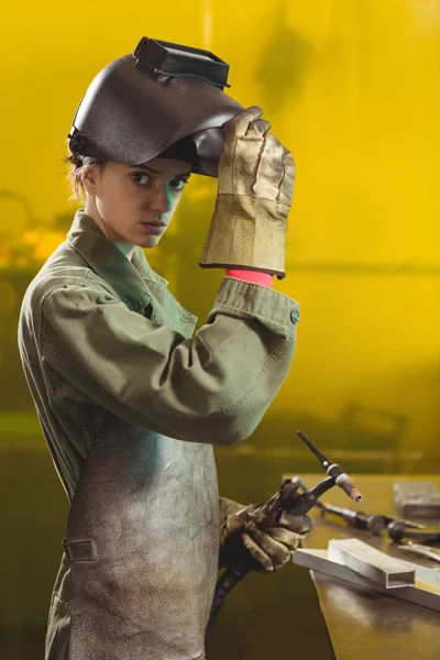 Female Welder Holding Welding Torch Workshop — Stock Photo, Image