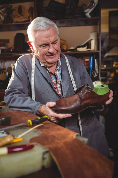 Обувщик Осматривает Обувь Мастерской — стоковое фото